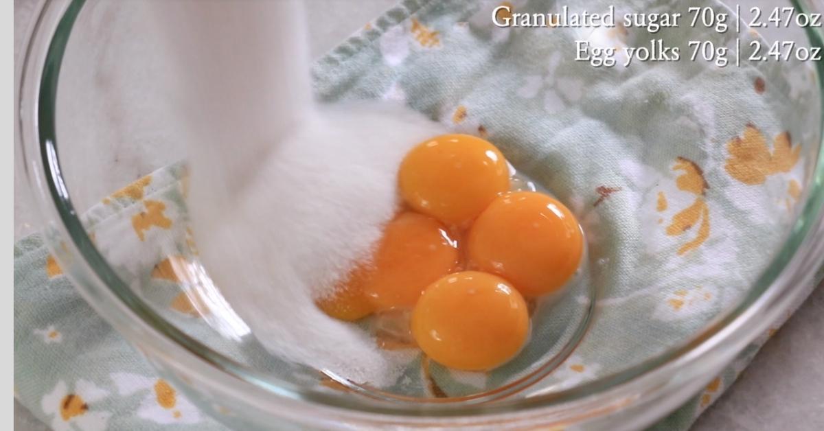 adding sugar in egg yolks