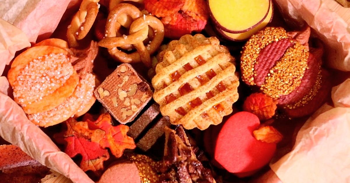 10 autumn cookies in a box