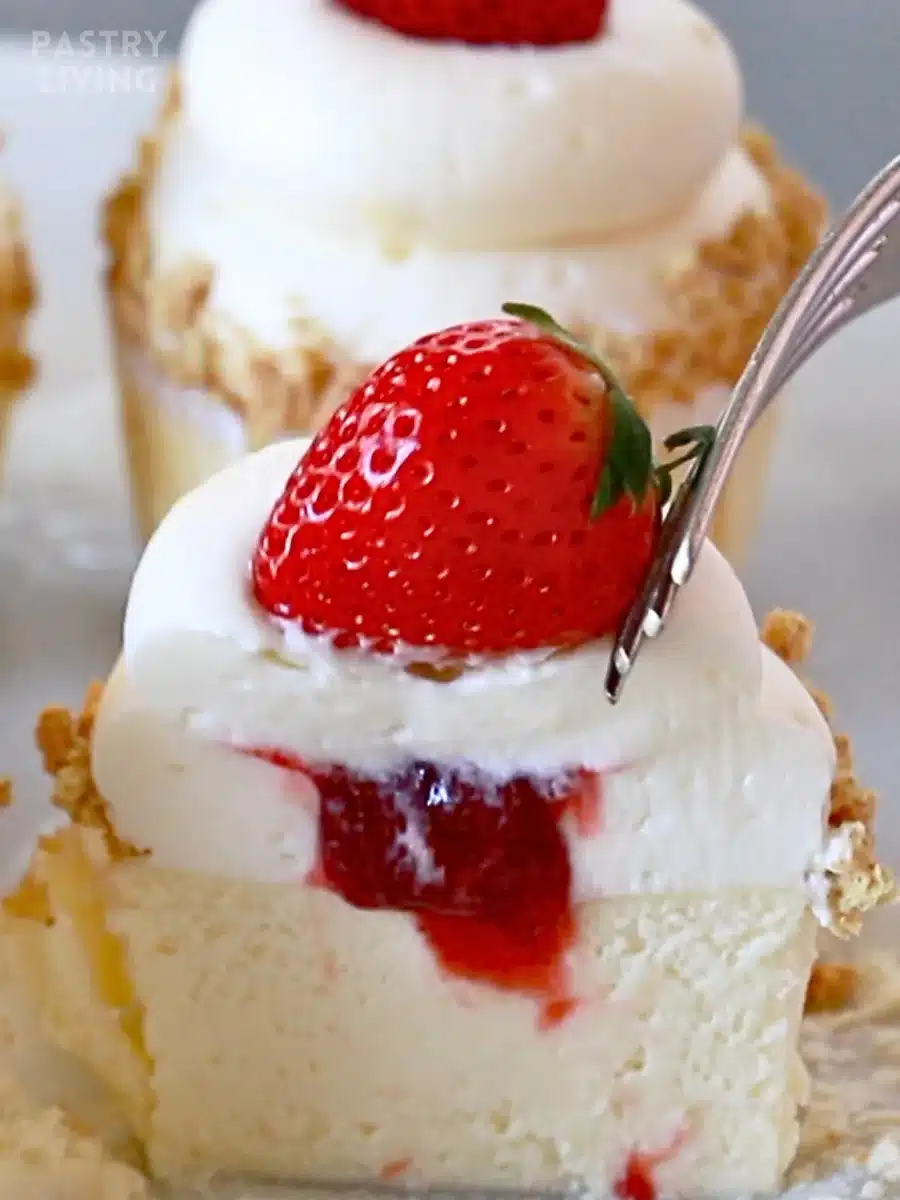 amazing strawberry mini cheesecakes filled with strawberry jam