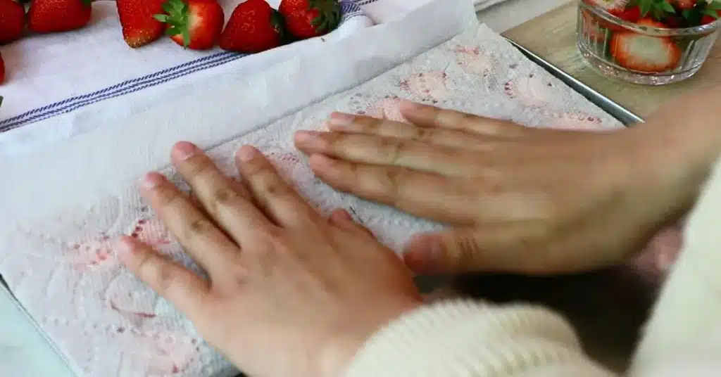 removing excess moisture of fresh strawberries