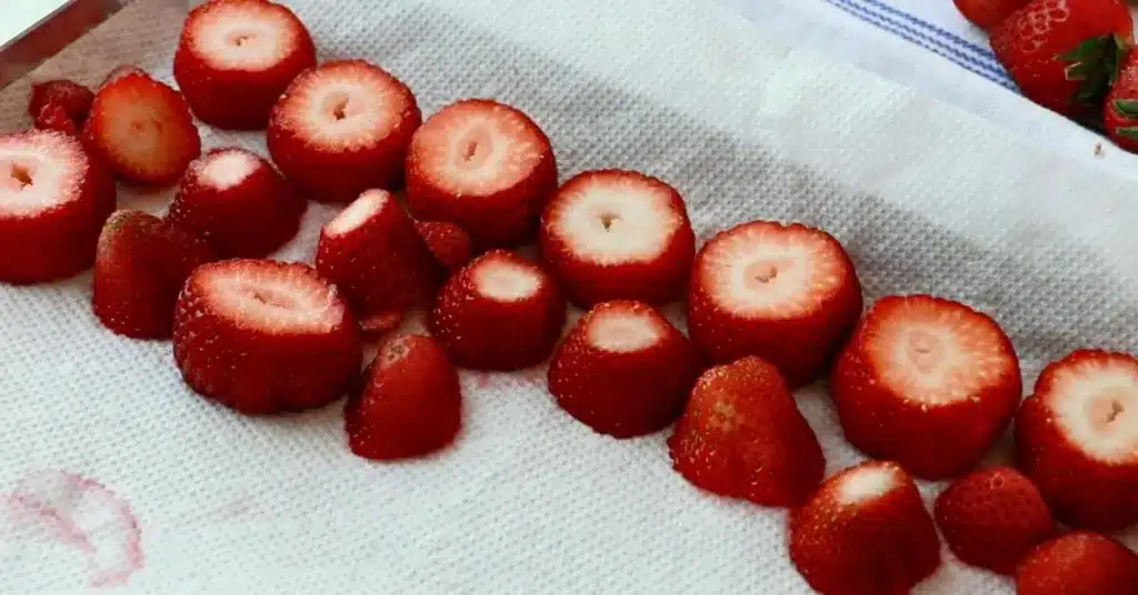 cut strawberries to make strawberry cream cake
