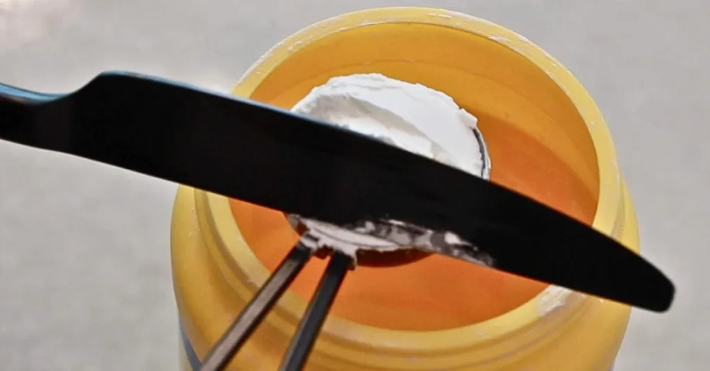leveling the surface off of cornstarch on a tablespoon