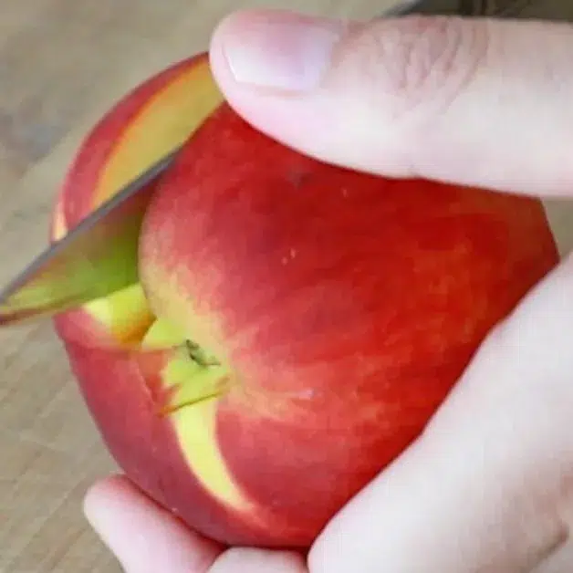 cutting a peach for peach tart
